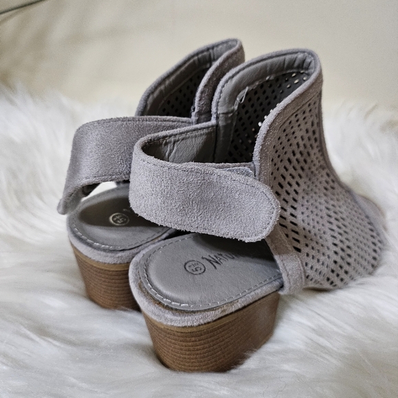 🩶 Peep Toe Sandals 🩶 - Picture 3 of 7